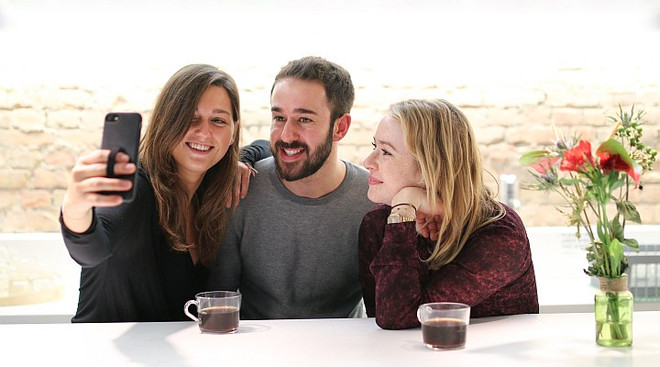 Happy Strappy Smartphone Fingerhalter silber