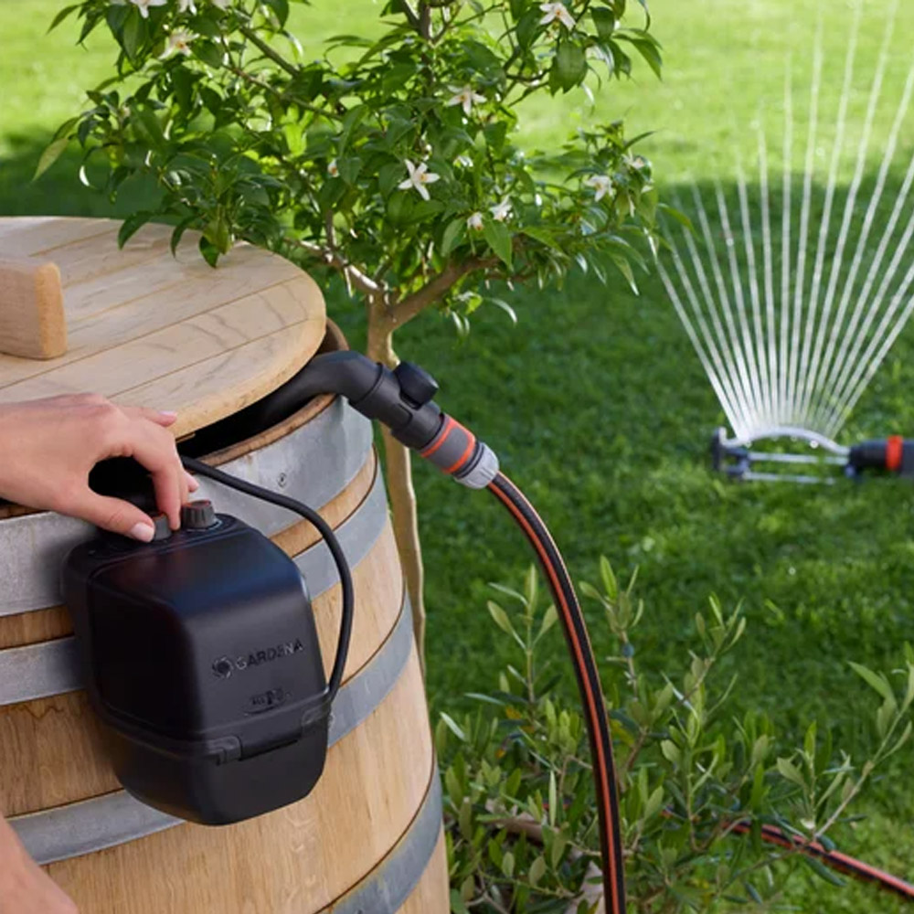 GARDENA 14605-20 Akku-Regenfasspumpe 2400 ComfortAutomatic 18V P4A Ready-To-Use Set