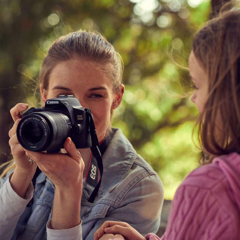 Canon EOS 250D Gehäuse + EF-S 18-55mm f4-5.6 IS STM Objektiv schwarz