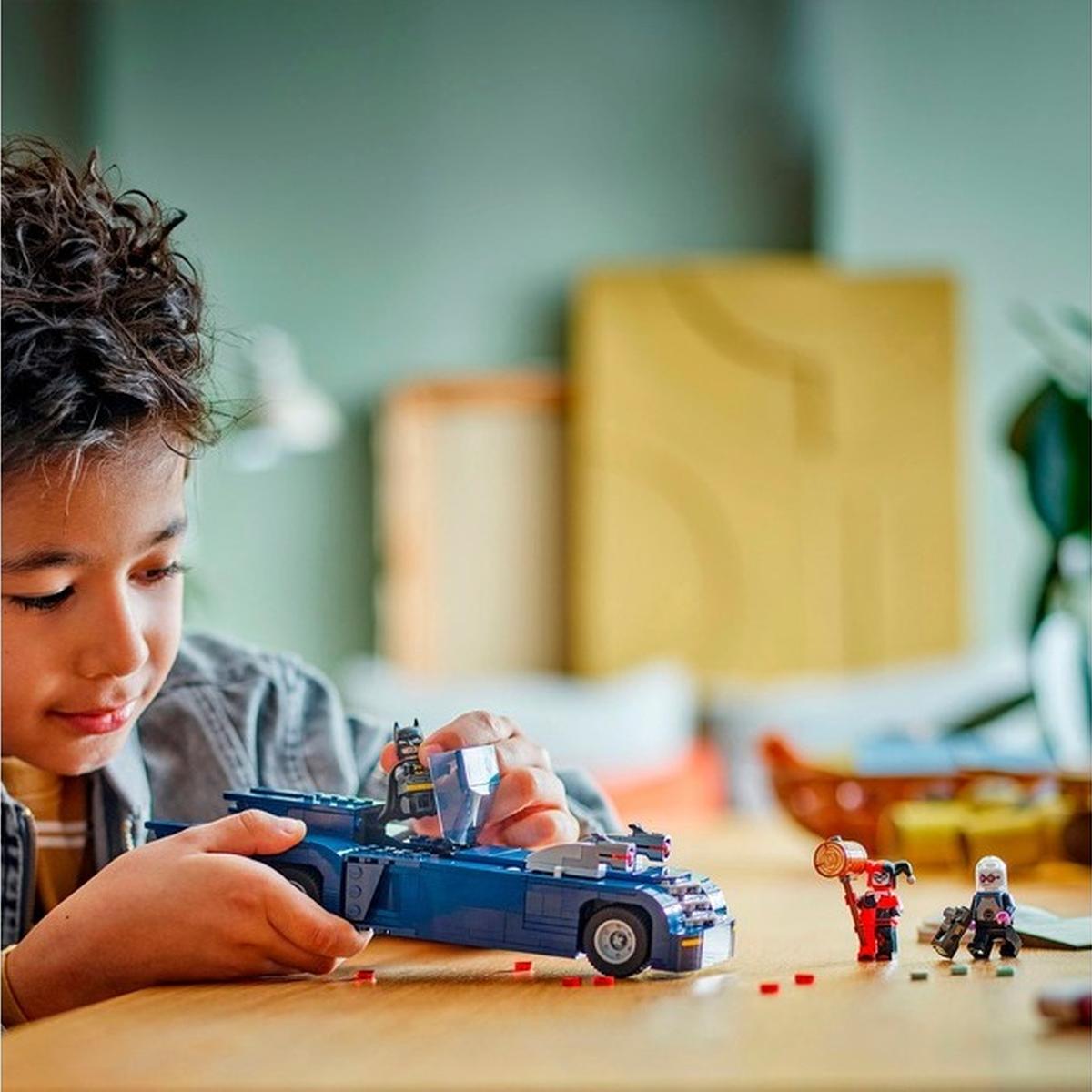 LEGO DC Comics Super Heroes - Batman im Batmobil vs. Harley Quinn und Mr. Freeze (76274)