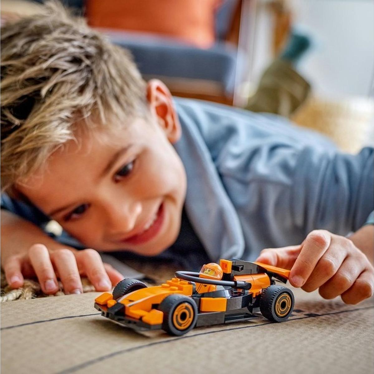 LEGO City - F1 Rennfahrer mit McLaren Rennauto (60442)