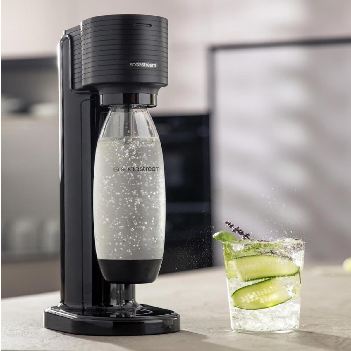 SodaStream Gaia Wassersprudler mit CO2-Zylinder und 1x 1L Kunststoff-Flasche 