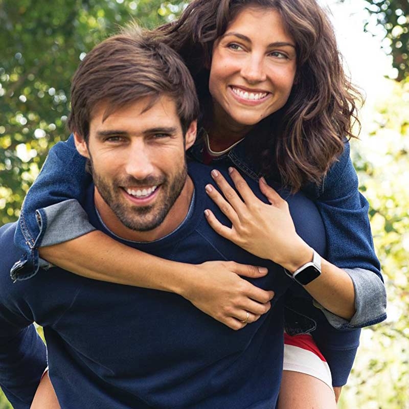 Fitbit Versa Health & Fitness Smartwatch silber