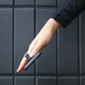 Happy Strappy Smartphone Fingerhalter silber