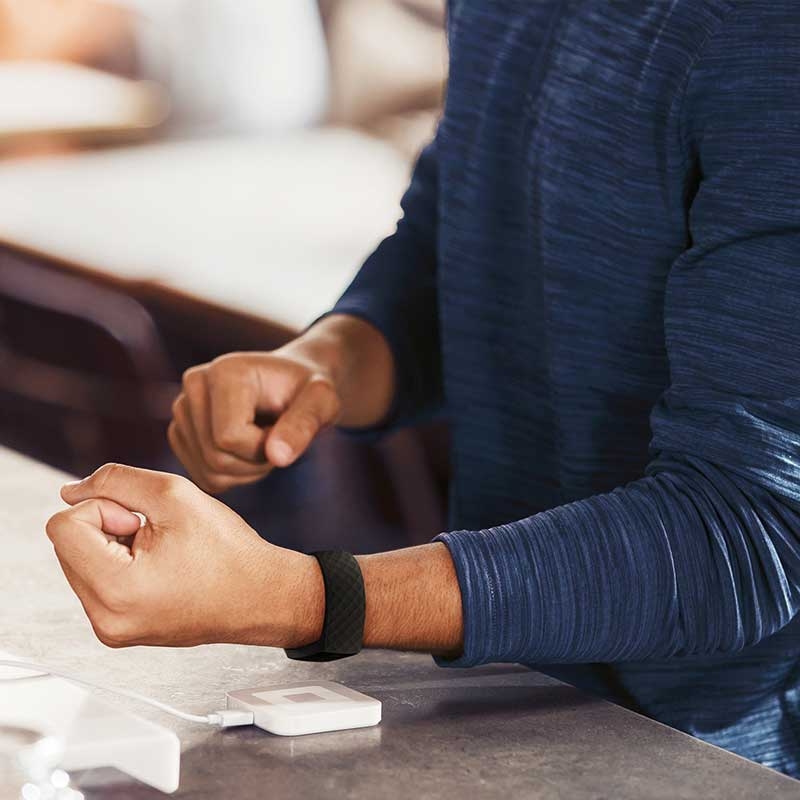 Fitbit Charge 4 Health & Fitness-Tracker schwarz